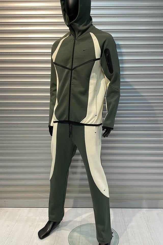 ENSEMBLE NIKE TECH FLEECE 2026