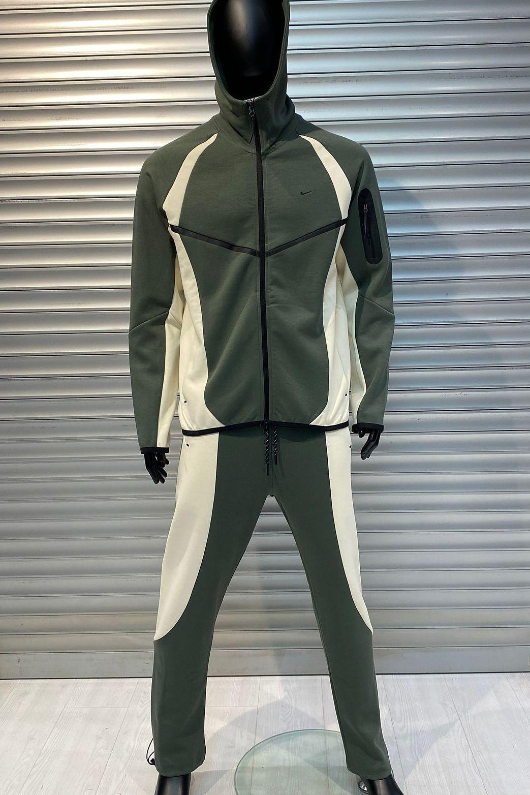 ENSEMBLE NIKE TECH FLEECE 2026